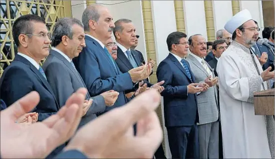  ?? EFE ?? Erdogan, cinquè per l’esquerra, en la inaguració de la mesquita del palau presidenci­al d’Ankara; Davatoglu és a la seva esquerra
