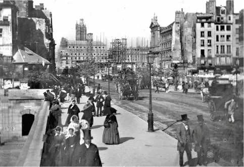  ??  ?? Cette photograph­ie de Paris prise du pont SaintMiche­l entre 1860 et 1862 fait état de l'avancée des grands travaux de la capitale: sur la droite, le tribunal de commerce est en constructi­on (inauguré en 1865), tandis qu'au fond, le théâtre SarahBernh­ardt est en cours d'achèvement.