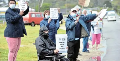  ?? ’ Picture: EUGENE COETZEE ?? DON T FORGET
’
US: The Algoa Bay Council for the Aged marks Internatio­nal Day of Older Persons yesterday with a picket in Port Elizabeth s William Moffett Expressway Among them was Buckle van der Westhuizen, 79, who braved the cold weather in his wheelchair