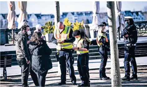  ??  ?? Polizei und Ordnungsam­t waren zusammen auf Streife, um bei Verstößen gegen Maskenpfli­cht und Verweilver­bot einzuschre­iten.