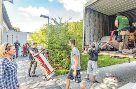  ?? FOTO: CF ?? Christina Robke und VHG-Hausmeiste­r Bernd Riefel stellten ein tatkräftig­e Team für das Einladen zusammen. Die Spedition Max Müller übernahm die Fahrt.