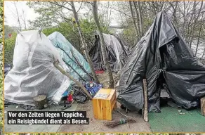  ??  ?? Vor den Zelten liegen Teppiche, ein Reisigbünd­el dient als Besen.