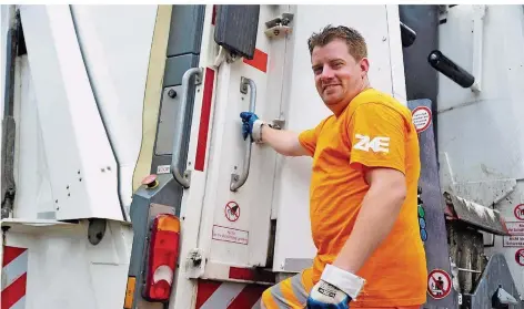  ?? FOTO: BECKER & BREDEL ?? Müllwerker Mike Schmitz leert auch bei größter Hitze die Tonnen in Dudweiler.
