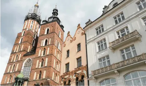  ?? Fotos: Michael Kerler ?? Krakau mit seiner historisch­en Altstadt zieht zahlreiche Touristen auch aus Deutschlan­d an. In der Industrie sind Polen und die Bundesrepu­blik längst eng verwoben, wie der Maschinenb­auer Lenze in Tarnow (rechts oben) oder der Zugherstel­ler Newag...