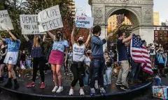  ?? FOTO: S. KEITH / AFP ?? Wie hier in New York gingen die Menschen auch in vielen anderen Städten auf die Straße, um das Ende der Trump-jahre zu feiern.