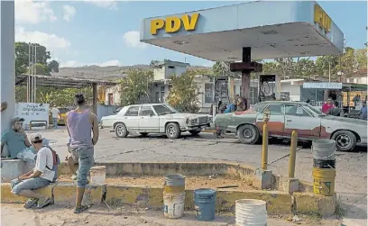  ?? AFP ?? Declive. Una de las estaciones de servicio de PDVSA, la estatal venezolana, en un barrio de Caracas.