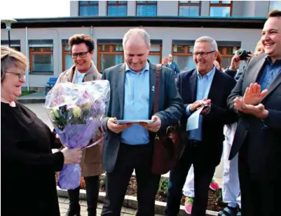  ?? FOTO: TORBJØRN WITZØE ?? Klinikkdir­ektør for somatikk ved sykehuset i Flekkefjor­d, Annette Solinski, fikk blomster av ordfører Jan Sigbjørnse­n, men budskapet om at dagens tilbud skal videreføre­s varmet nok mest. Politikern­e Ingunn Foss (H), Reidar Gausdal (V) og Gisle...