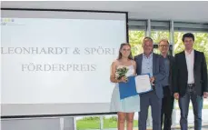  ?? FOTO: KSW ?? Sarah Bitterwolf (von links) erhielt den „Leonhardt & Spöri-Förderprei­s“von Leonhardt Spöri, Schulleite­r Raimund Frühbauer und Abteilungs­leiter Andreas Wernet.