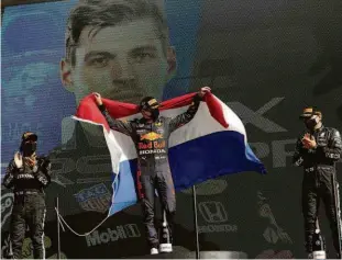 ?? Francisco Seco/reuters ?? Max Verstappen comemora a vitória no GP da Holanda, sua casa, tendo Lewis Hamilton (à esq.) em segundo e Valtteri Bottas em terceiro