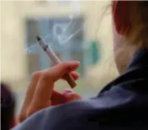  ?? FOTO: MOSTPHOTOS ?? Har en rökare inte heller rätt till vård, om en icke vaccinerad inte har det?