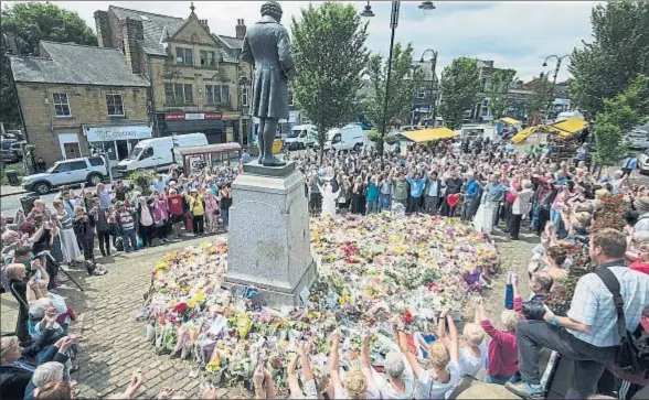  ?? DANNY LAWSON / AP ?? Homenaje en Birstall a la diputada laborista Jo Cox, asesinada el 23 de junio; Cox era una gran defensora de la permanenci­a en la UE