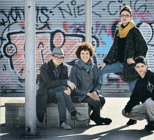  ??  ?? Los slamers Carlos Elías (Dante Alarido), Adriana Bertran, Isa García y Arjan Álvarez, ayer, en la plaza de los Països Catalans de Barcelona