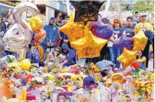  ?? RINGO H.W. CHIU/ASSOCIATED PRESS ?? Fans pay their respects Tuesday at a memorial for Kobe Bryant near Staples Center in Los Angeles. Bryant, the 18-time NBA All-Star died in a helicopter crash on Sunday.