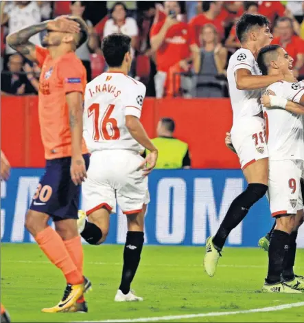  ??  ?? GOLEADOR. Escudero es felicitado por sus compañeros tras hacer su segundo gol en la eliminator­ia ante el Basaksehir.