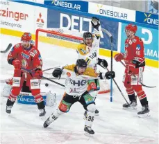  ?? FOTO: IMAGO IMAGES ?? Nach langer Sommerpaus­e wird doch noch Eishockey gespielt. Die Ravensburg Towerstars überzeugen in der DEL2.