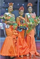  ??  ?? Kinagrupo iti ladawan ni Jenny Claire Reyes Raquel (tengnga), Miss Virginia Tobacco 2018, dagiti kakaduana a nangabak iti kallabes a Search for Miss Virginia Tobacco, da Maegan Sanglay, 1st Runnerup (kanawan), ken Patricia Anne Nichole Bangug, 2nd...