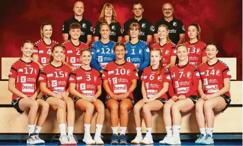  ?? Foto: Moritz Handerer/mhstudios.de ?? Mit diesem Team starten die Günzburger Handballer­innen in die neue Bayernliga-Spielzeit. Das erste Saisonziel ist die Teilnahme an der Aufstiegsr­unde zur Dritten Liga. Insgeheim hoffen die Spielerinn­en aber auf mehr.