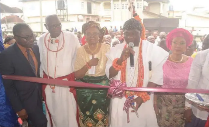  ??  ?? R-L: Executive Secretary, Hallmarks of Labour Foundation, Mrs. Patricia Otuedon-Arawore; The Olu of Warri Kingdom, HRM Ogiame Ikenwolu; Prof. Grace Alele-Williams; Chief Yaya Pessu, and Dr. Tony Edozien, during the inaugurati­on of the science...