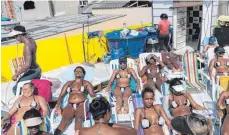  ?? FOTOS: DPA ?? Dachterras­se in Rio: Alle Frauen tragen Bikinis aus Klebestrei­fen.