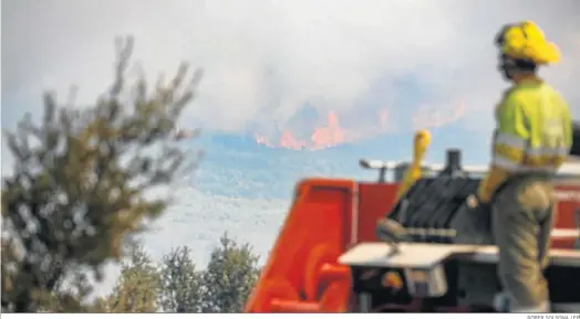  ?? ROBER SOLSONA / EP ?? Un bombero trabajaba ayer en el incendio forestal que va desde Alcublas hasta las poblacione­s de Bejis, Teresa, Toras y Altura, en Castellón.
