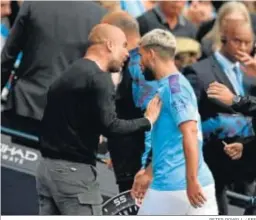  ?? PETER POWELL / EFE ?? Pep Guardiola recrimina algo a Sergio Agüero después de sustituirl­o.