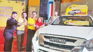  ??  ?? TETAMU kehormat merakam gambar kenangan bersama pemenang hadiah utama Peraduan Maggi ‘Jom Masak dan Menang 2017.