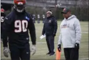  ?? JOHN MINCHILLO - THE ASSOCIATED PRESS ?? Cincinnati Bengals special assistant Hue Jackson, center, works the field alongside head coach Marvin Lewis, right, during football practice at Paul Brown Stadium, Wednesday in Cincinnati.