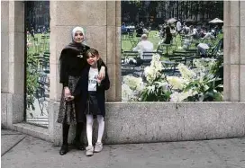  ??  ?? Bana Alabed, 9, é abraçada pela mãe, Fatemah, em visita a Nova York; elas fugiram para a Turquia em 2016 Karsten Moran - 6.out.17/ The New York Times