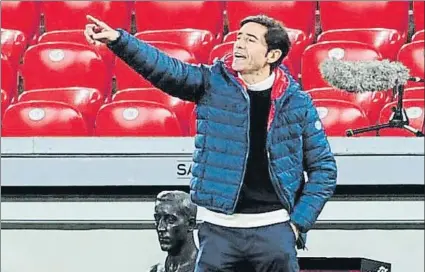  ?? FOTO: JUAN ECHEVERRÍA ?? Marcelino
El asturiano se mostró muy descontent­o con la primera parte de su equipo y satisfecho de la segunda