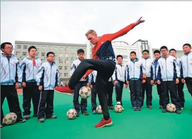  ?? ZHANG WENKUI / XINHUA ?? A Dutch soccer coach demonstrat­es skills to students in Shenyang, Liaoning province, in March 2016. China is looking to enhance cooperatio­n and exchanges with soccer powerhouse­s like the Netherland­s, Germany, France and England in order to develop...