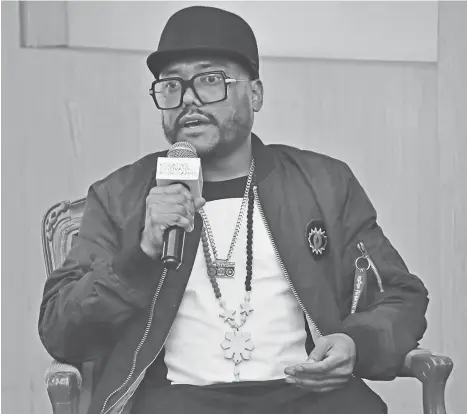  ?? MACKY LIM ?? WILLING TO HELP. Internatio­nal artist Apl.de.ap expresses to Davao City Mayor Sara Duterte-Carpio his intent to help the creative industry in the city as part of his advocacy of providing education.