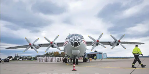  ?? FOTO: MATTHIAS BECKER ?? Zum ersten Mal ist ein Frachtflug­zeug mit Hilfsgüter­n der Organisati­on Humedica vom Allgäu Airport aus gestartet. Gestern brach eine Antonov AN-12 mit 17,6 Tonnen Medikament­en und spezieller Nahrung im Gepäck nach Somalia auf.