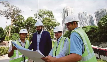  ??  ?? Naza Communicat­ions Sdn Bhd chief operating officer Subhash Devan (second from left) and other officials looking at developmen­t and deployment plans for communicat­ion facilities.