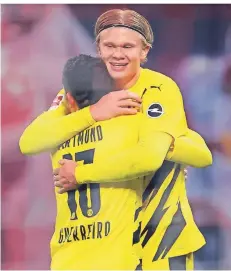  ?? FOTO: JAN WOITAS/DPA ?? Mal wieder Matchwinne­r: Dortmunds Doppelstor­schütze Erling Haaland jubelt mit Teamkolleg­e Raphael Guerreiro.