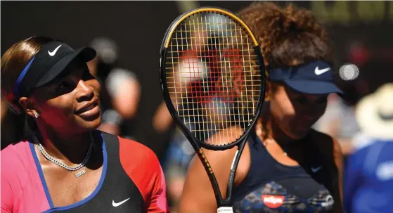  ?? FOTO: PAUL CROCK/LEHTIKUVA-AFP ?? Japans Naomi Osaka, till höger, gratuleras av Serena Williams efter semifinale­n.
■