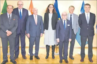  ??  ?? Los ministros de Relaciones Exteriores del Mercosur con autoridade­s europeas en Bélgica.