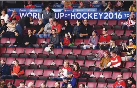  ?? CP PHOTO ?? Fans are seen among many empty seats during Tuesday’s first game of the World Cup of Hockey final between Canada and Europe.