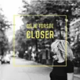  ??  ?? Platecover­et til Silje Torsøes debutplate «Closer», som slippes i november.