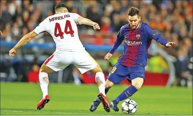  ??  ?? Lionel Messi van Barcelona (l) probeert Kostas Manolas van AS Roma van zich af te schudden. (Foto: ESPN)