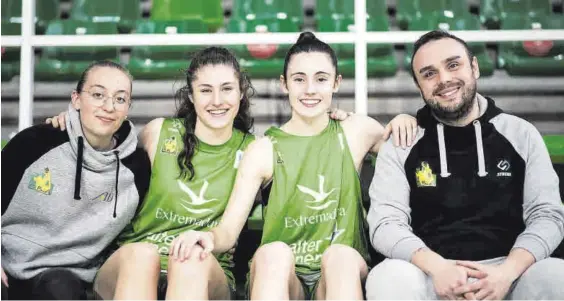  ?? CARLOS GIL ?? Noa Lorenzo, Lucía Fontela, Carmen Suárez y Pablo Carreira posan en el pabellón Multiusos Ciudad de Cáceres tras un entrenamie­nto.