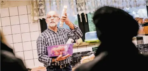  ?? FOTO: ANDREAS BRETZ ?? Andreas Sommer, ehrenamtli­cher Mitarbeite­r der Kaarster Tafel, stellt für jeden Besucher, soweit möglich, ein passendes Körbchen zusammen.