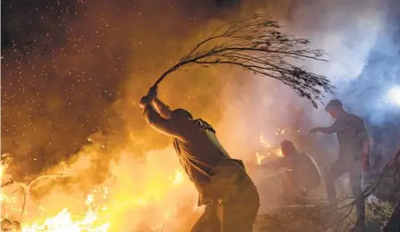  ?? UGUR YILDIRIM AP ?? Firefighte­rs and residents try to extinguish a fire in the city of Canakkale, northwest Turkey, on Wednesday.