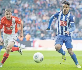  ??  ?? Stürmer Sami Allagui (hier rechts, im Hertha-Trikot) ist gebürtiger Düsseldorf­er und wurde in den vergangene­n Jahren immer wieder mit einem Wechsel zu seinem Heimatklub in Verbindung gebracht.