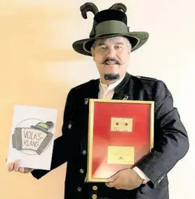  ?? KK ?? Albin Wiesenhofe­r mit der „Goldenen Cassette“der Kasermandl­n