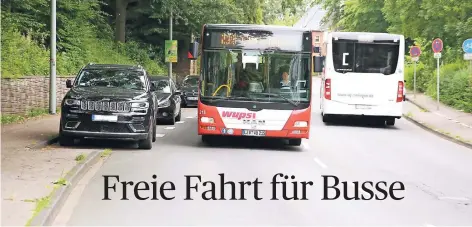  ?? FOTO: UWE MISERIUS ?? Von den morgendlic­hen Staus sind unter anderem die Linien 239/240 und 253 auf der Rennbaumst­raße betroffen. Die Stadt will für Entlastung sorgen.