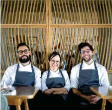  ??  ?? Os chefs (da esq. para a dir.) Bruno Caseiro, Filipa Gonçalves e Carlos Teixeira são os atuais responsáve­is pela cozinha do restaurant­e do Esporão.