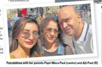  ??  ?? Patralekha­a with her parents Papri Misra Paul (centre) and Ajit Paul (R)