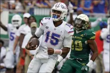  ?? CHRIS O’MEARA — THE ASSOCIATED PRESS ?? Florida quarterbac­k Anthony Richardson (15) gets past South Florida linebacker Brian Norris (29) on an 80-yard touchdown run during the second half of last Saturday’s game in Tampa, Fla.