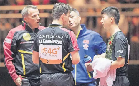  ?? FOTO: IMAGO ?? Gesprächsr­unde während einer Doppel-Partie der WM: Bundestrai­ner Jörg Roßkopf (v.li.), Timo Boll, Chinas Nationaltr­ainer Liu Guoliang und Ma Long.