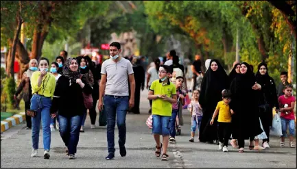  ??  ?? عائلات عراقية تزور حديقة أعيد فتحها بعد إجراءات الإغلاق الأخيرة في بغداد